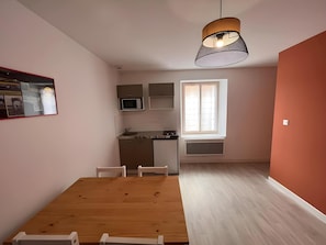 Dining - Apartment in Ballon Near Le Mans Circuit (Ballon-Saint-Mars)