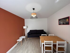 Apartment | Living room - Apartment in Ballon Near Le Mans Circuit (Ballon-Saint-Mars)