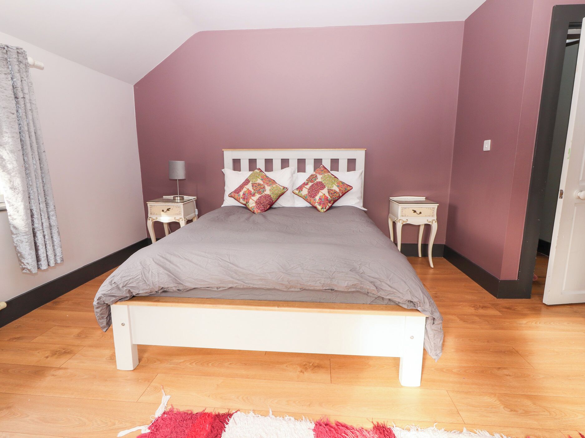 5 عدّة غرف نوم وبديكورات فريدة لكل غرفة وطراز فريد لكل وحدة