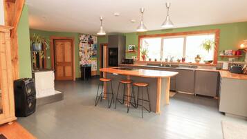 Dishwasher, cookware/dishes/utensils