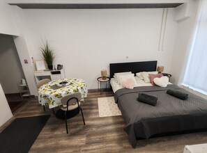 Een strijkplank/strijkijzer, internet, beddengoed