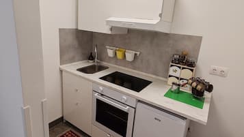 Kühlschrank, Ofen, Herdplatte, Wasserkocher mit Kaffee-/Teezubehör