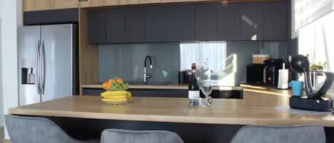 Kylskåp, mikrovågsugn, ugn och spishäll