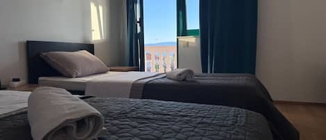 3 slaapkamers, een strijkplank/strijkijzer, internet, beddengoed