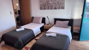 3 bedrooms, iron/ironing board, internet, bed sheets