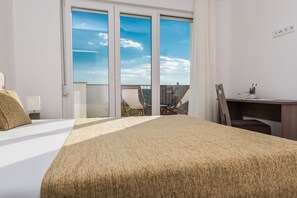 4 bedrooms, iron/ironing board, Internet, bed sheets