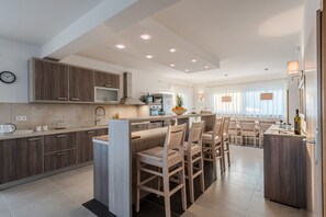 Jääkaappi, mikroaaltouuni, uuni, liesi