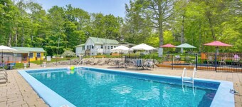6 Mi to Bethel Woods Center: Cabin Near Shops