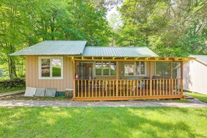 Outdoor dining - 6 Mi to Bethel Woods Center: Cabin Near Shops (Mongaup Valley)