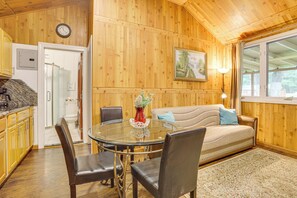 Dining - 6 Mi to Bethel Woods Center: Cabin Near Shops (Mongaup Valley)