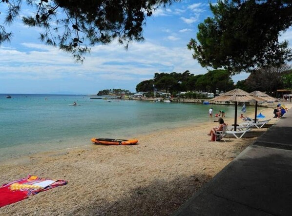 Beach - Holiday Home Ribarić - Four Bedroom Holiday Home with Terrace (Banjol)