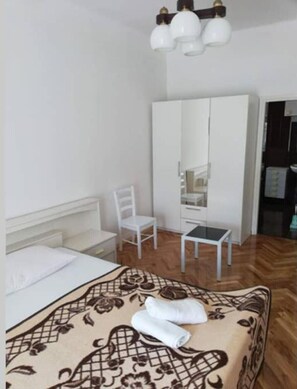 Iron/ironing board, internet, bed sheets
