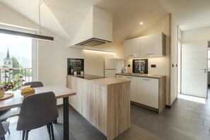 Réfrigérateur, un four, surface de cuisson, lave-vaisselle