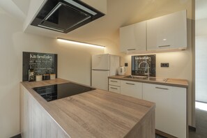 Fridge, oven, stovetop, dishwasher