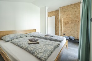2 bedrooms, internet, bed sheets