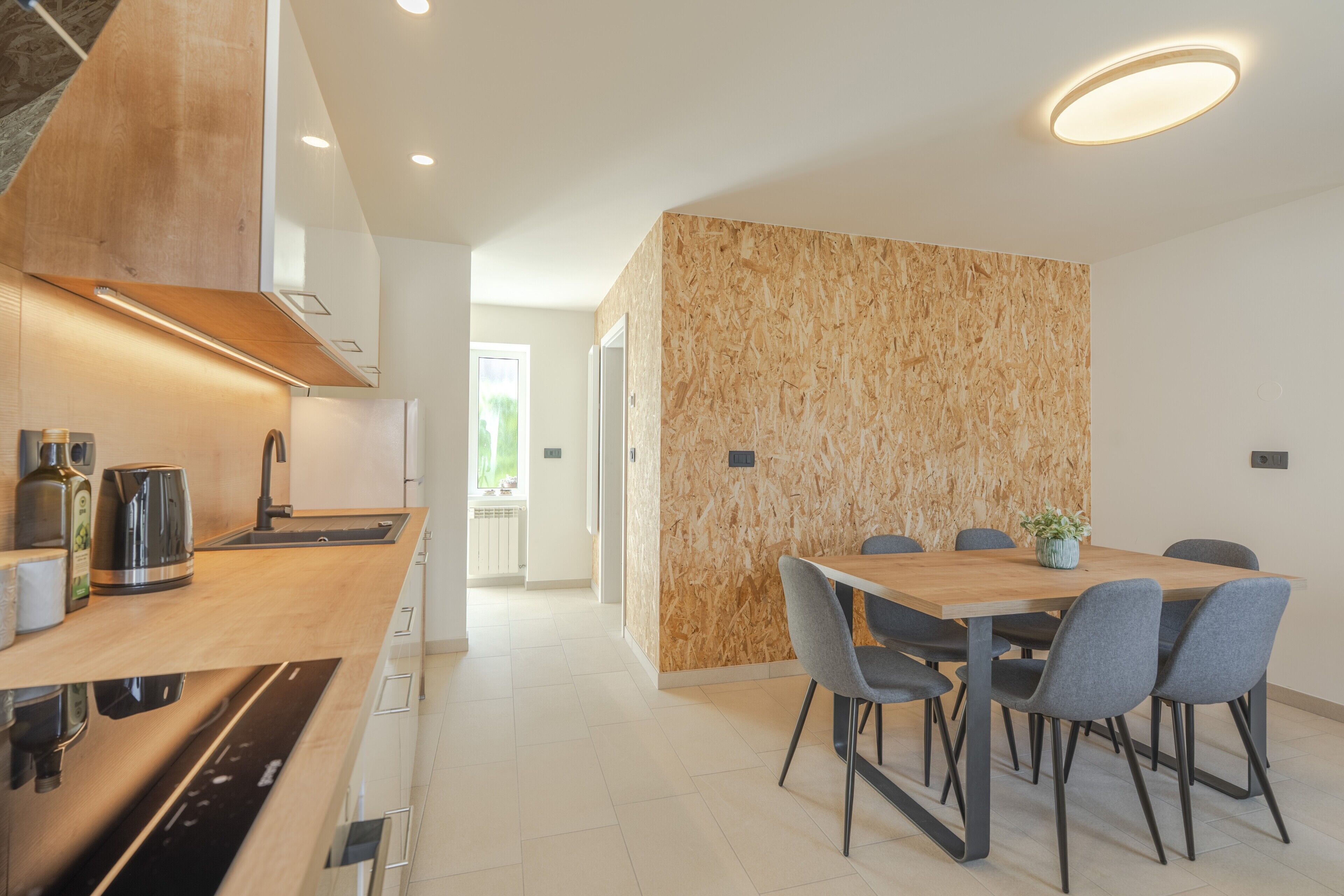 Réfrigérateur, un four, surface de cuisson, lave-vaisselle