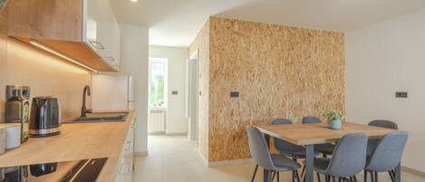 Jääkaappi, uuni, liesi, astianpesukone