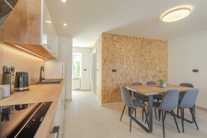 Réfrigérateur, un four, surface de cuisson, lave-vaisselle