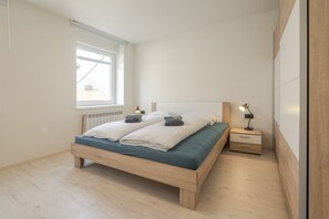 2 bedrooms, internet, bed sheets