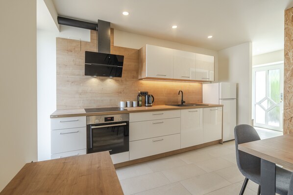 Fridge, oven, stovetop, dishwasher