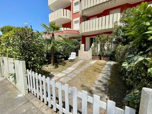 Property grounds - Apartment With Garden and Pool (Porto Santa Margherita)