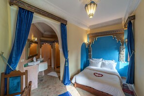 7 bedrooms, iron/ironing board, WiFi, bed sheets