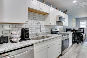 Refrigerador, microondas, placa de cocina, lavavajillas