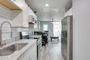 Refrigerador, microondas, placa de cocina, lavavajillas