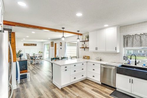 15 Mi to Downtown Sioux Falls: Gem w/ Yard!