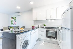 Private kitchen - Apartment in Empuriabrava by the Beach (Castello d'Empuries)
