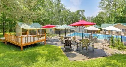 6 Mi to Bethel Woods: Cabin w/ Pool Access