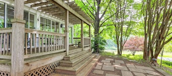 Near Shops & Parks: Dog-Friendly Maryland Gem
