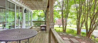 Near Shops & Parks: Dog-Friendly Maryland Gem