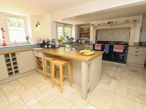 Dishwasher, cookware/dishes/utensils - Guildford Farmhouse (Ryde)