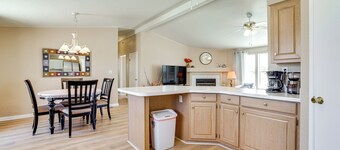 6 Mi to Downtown Pahrump: Scenic Desert Retreat