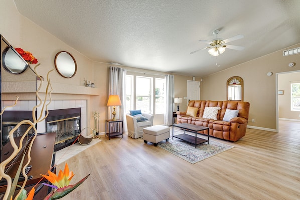 TV, fireplace