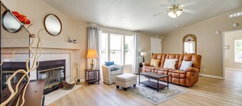 6 Mi to Downtown Pahrump: Scenic Desert Retreat