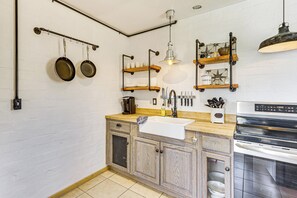 Cafetera/tetera, tostadora, utensilios de cocina, mesa de comedor