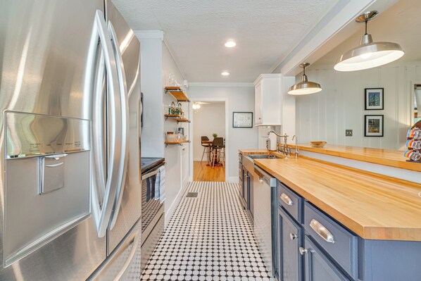 Fridge, microwave, stovetop, dishwasher