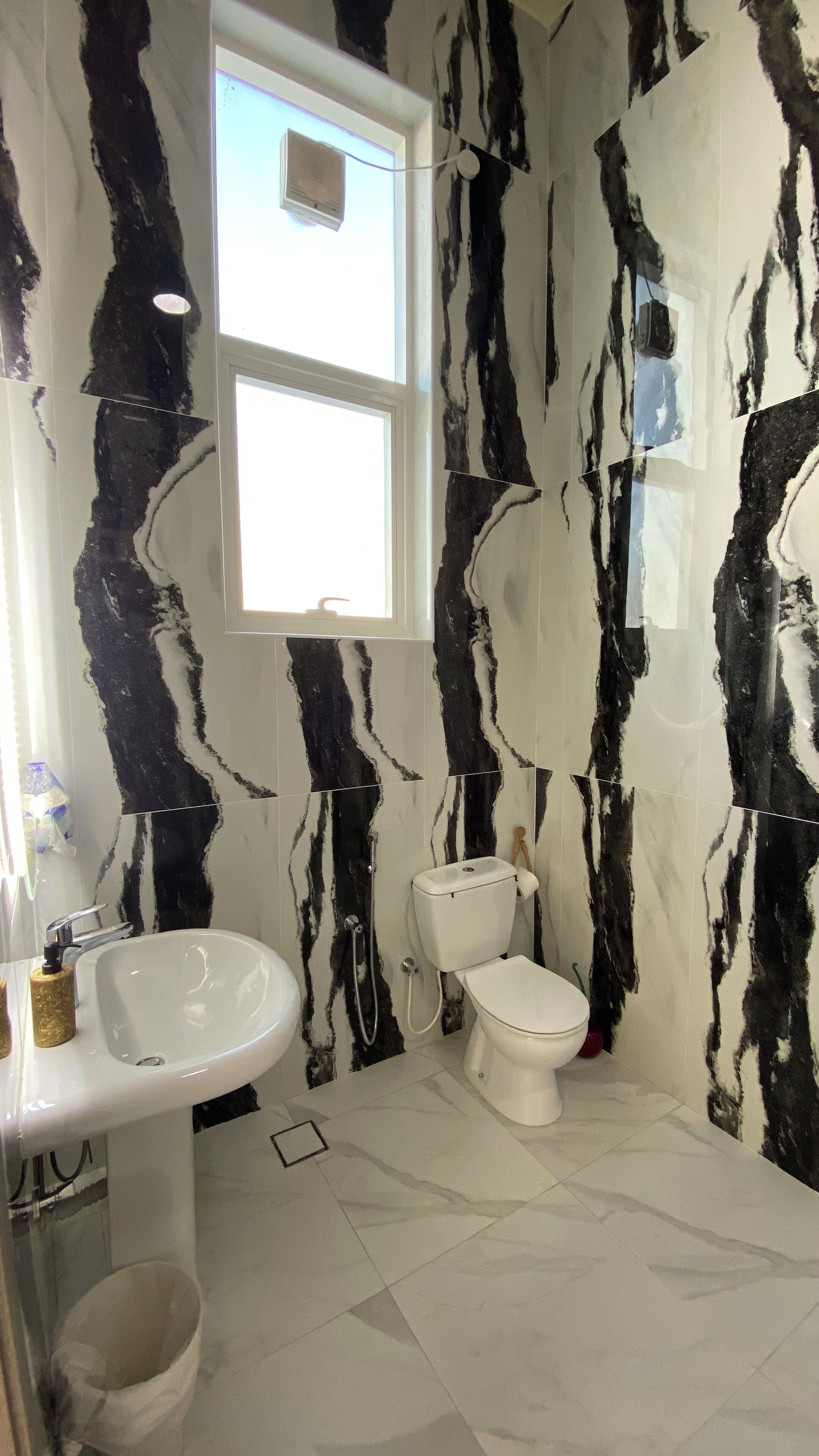Een douche, een bubbelbad, een haardroger, handdoeken