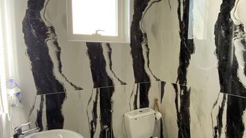 Een douche, een bubbelbad, een haardroger, handdoeken