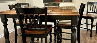 Cozy convenient family-sized townhouse. 5-15 minutes to Shops, RTP, UNC, Duke