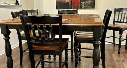 Cozy convenient family-sized townhouse. 5-15 minutes to Shops, RTP, UNC, Duke