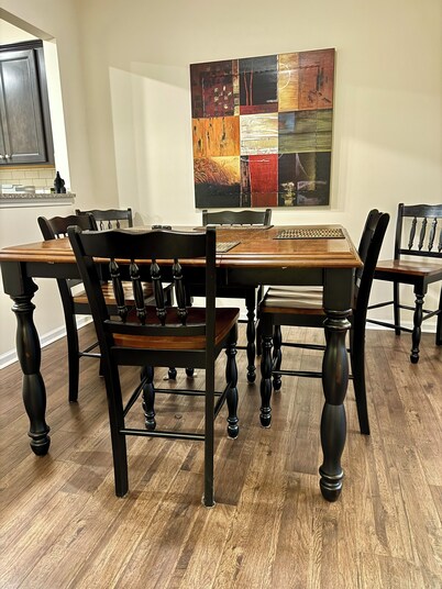 Cozy convenient family-sized townhouse. 5-15 minutes to Shops, RTP, UNC, Duke