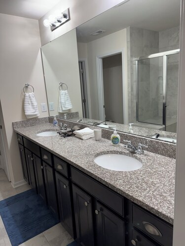 Cozy convenient family-sized townhouse. 5-15 minutes to Shops, RTP, UNC, Duke
