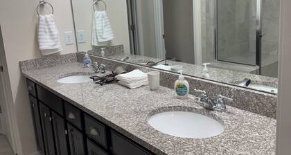 Cozy convenient family-sized townhouse. 5-15 minutes to Shops, RTP, UNC, Duke