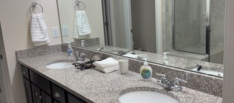 Cozy convenient family-sized townhouse. 5-15 minutes to Shops, RTP, UNC, Duke