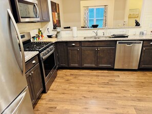 Fridge, microwave, oven, stovetop - Cozy 3-BR sleeps 6 South Durham UNC, min to Duke, RTP, Airport Master w King bed (Durham)