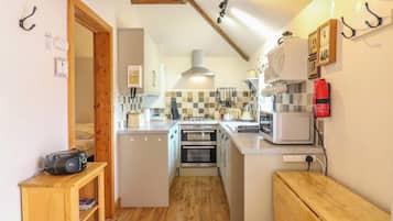 Cottage | Private kitchen | Dishwasher, cookware/dishes/utensils
