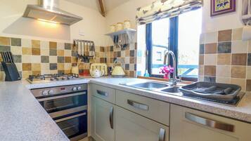 Cottage | Private kitchen | Fridge, microwave, dishwasher, toaster